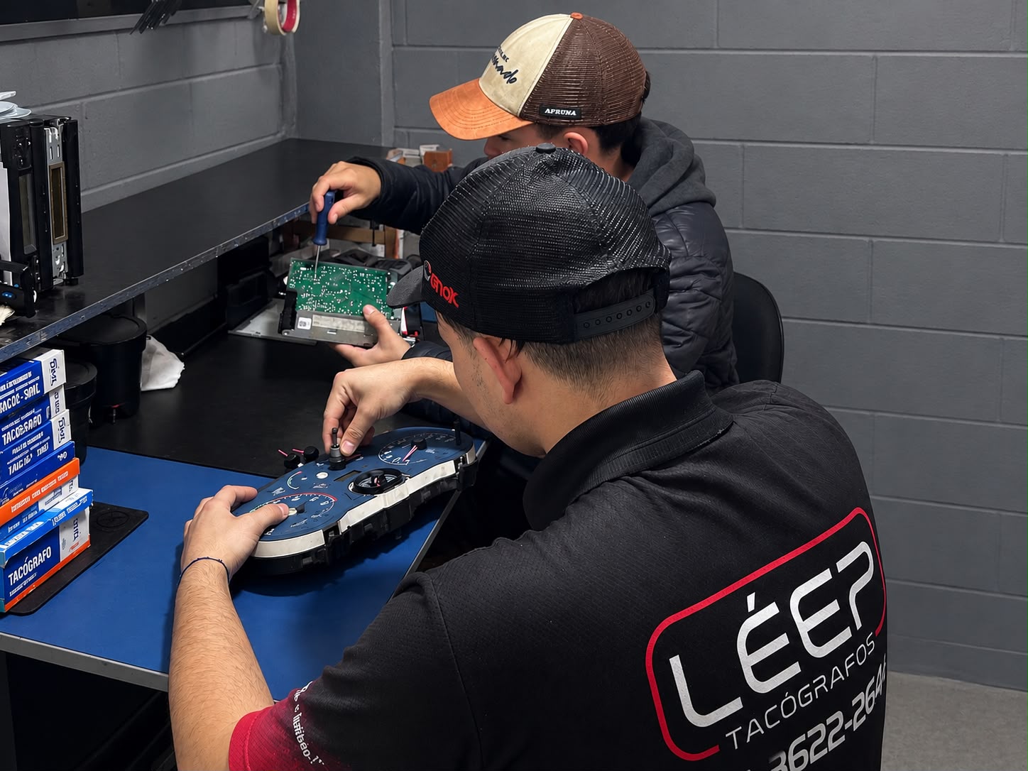 Técnico realizando aferição de tacógrafo
